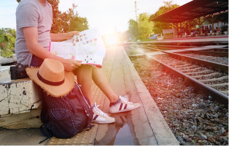 tourist-waiting-train
