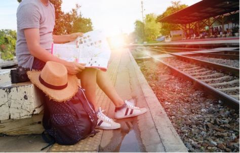 tourist-waiting-train